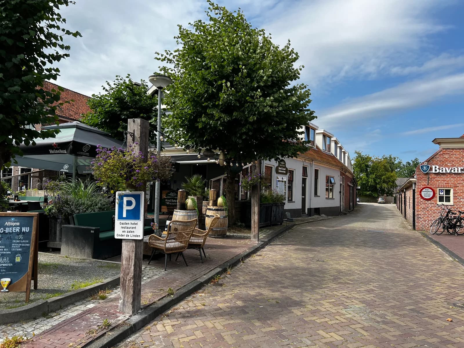 Straat naast Onder de Linden met het blauwe parkeerbord voor gasten van hotel, restaurant en zaken bij de inrit