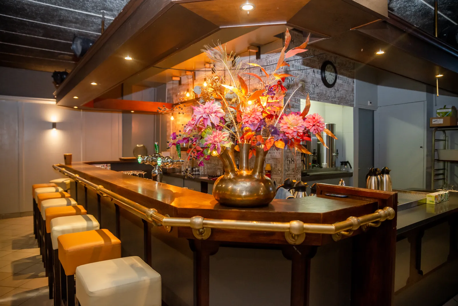 Bar met groot bloemstuk en barkrukken in de gastrobar