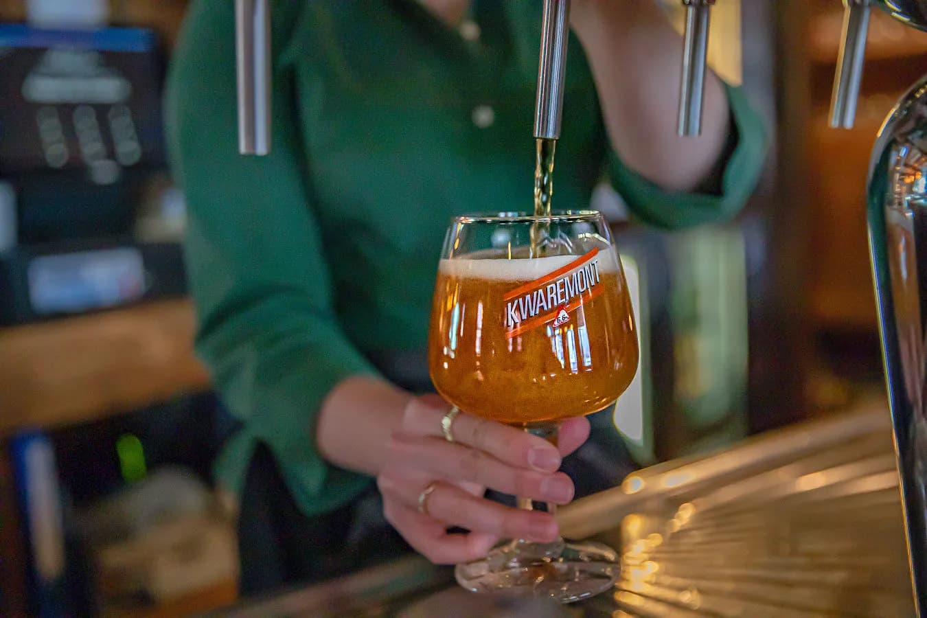 Speciaalbier tappen aan de bar aan de Brink