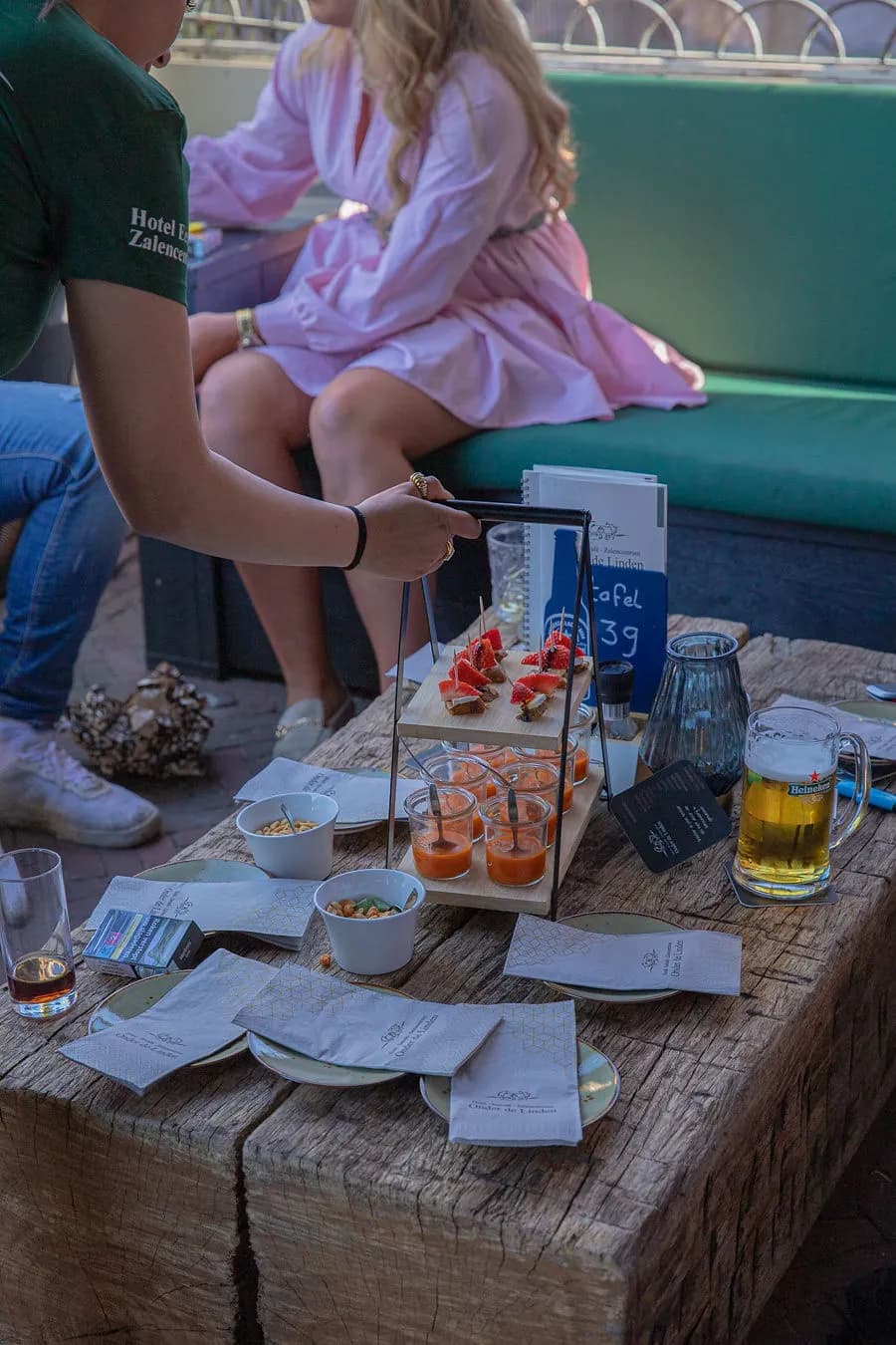 Borrel-etagère met soepshots en bruschetta op het terras
