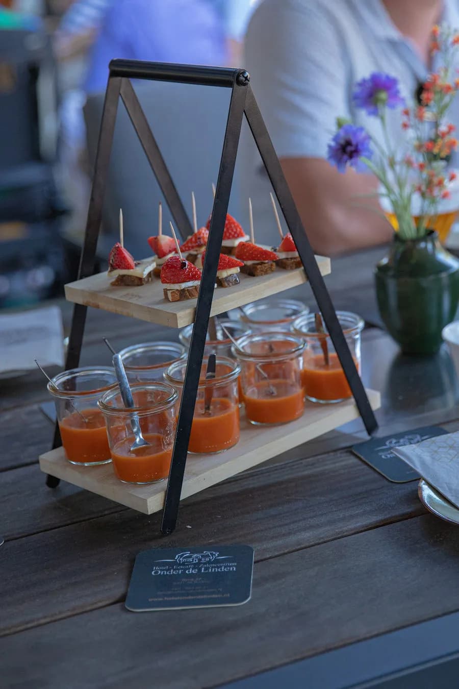 Etagère met hapjes bij een aperitief