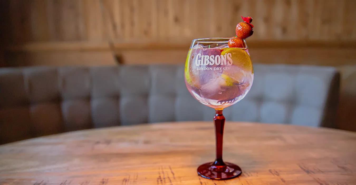 Gin-tonic met aardbei in de gastrobar