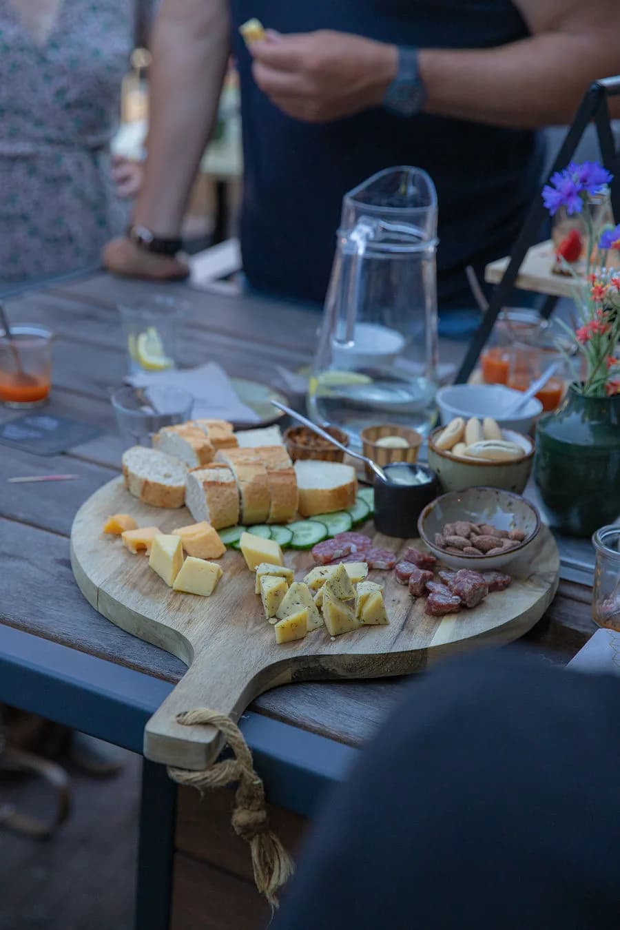 Goedgevulde borrelplank met kaas en charcuterie op het terras