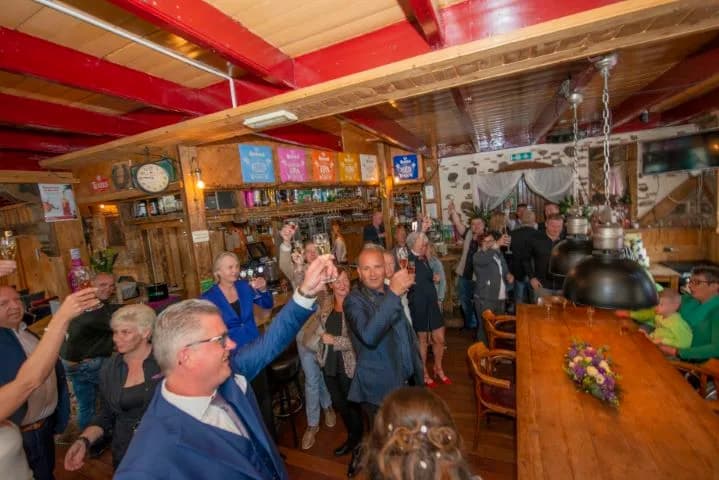 Gasten proosten met geheven glazen
