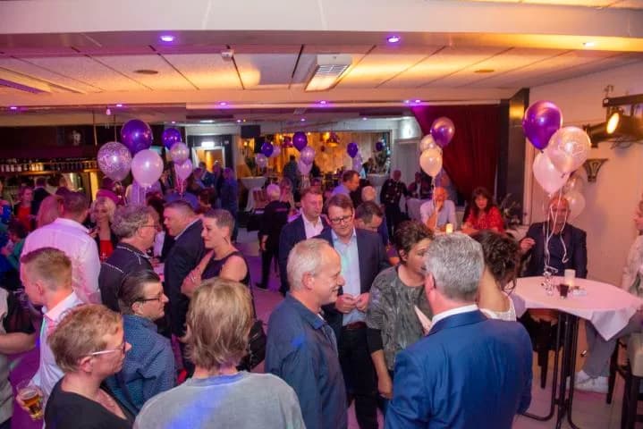 Borrel in de zaal tussen de ballonnen