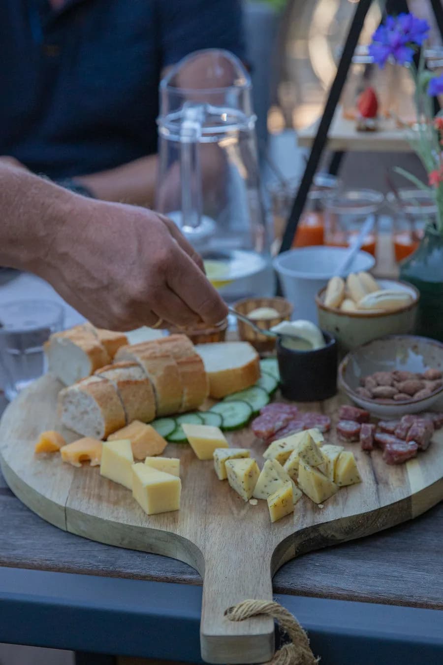 Borrelplank met brood, kaas en worst