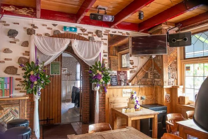 Bloemstukken bij de doorgang in De Brasserie