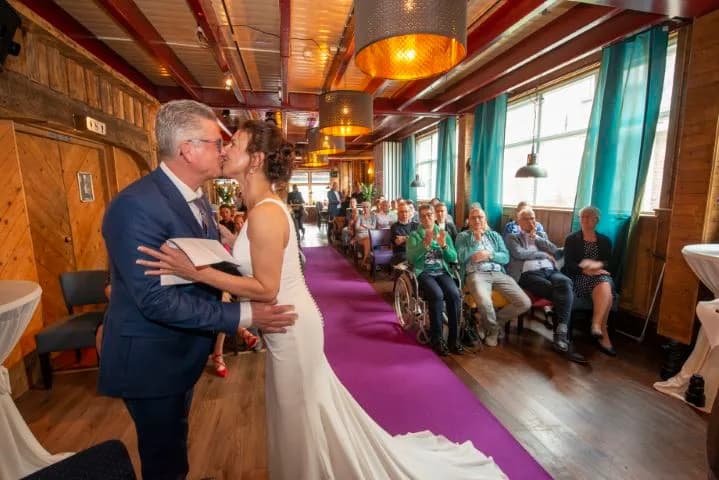 Eerste kus van het bruidspaar tijdens de ceremonie in De Brasserie