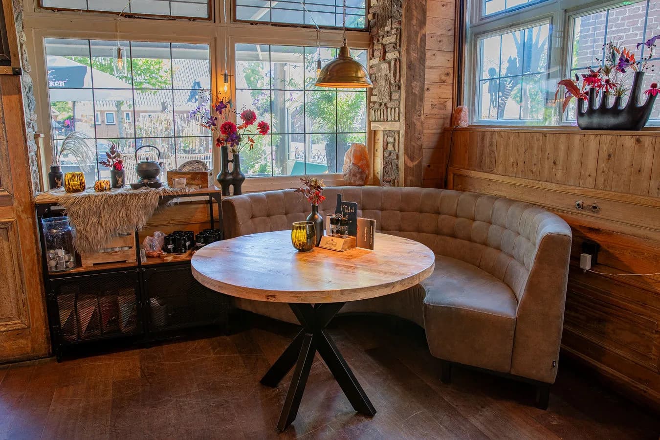 Ronde tafel bij de glas-in-loodramen