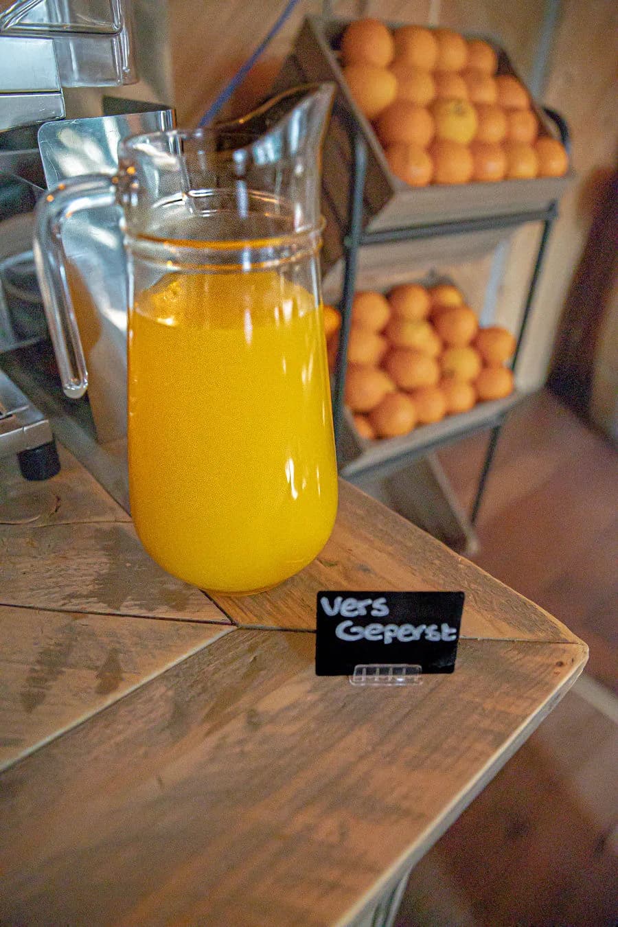 Kan versgeperste jus d’orange bij het buffet