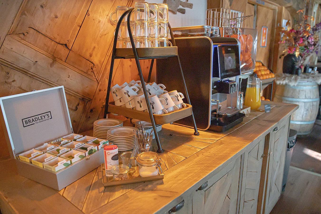 Koffie- en theehoek bij het buffet