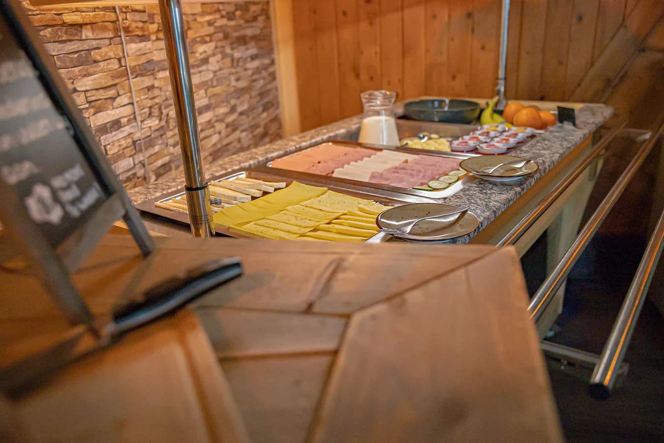 Buffet opgesteld tegen de houten wand