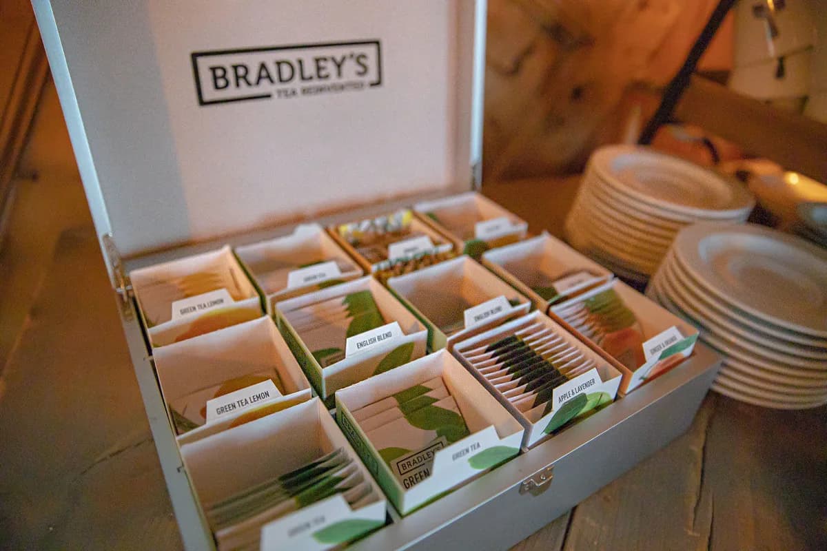 Assortiment thee in een houten kist