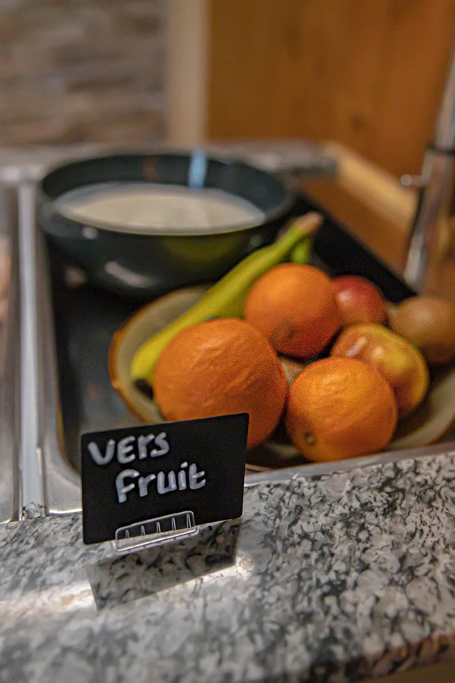 Schaal met vers fruit op het buffet