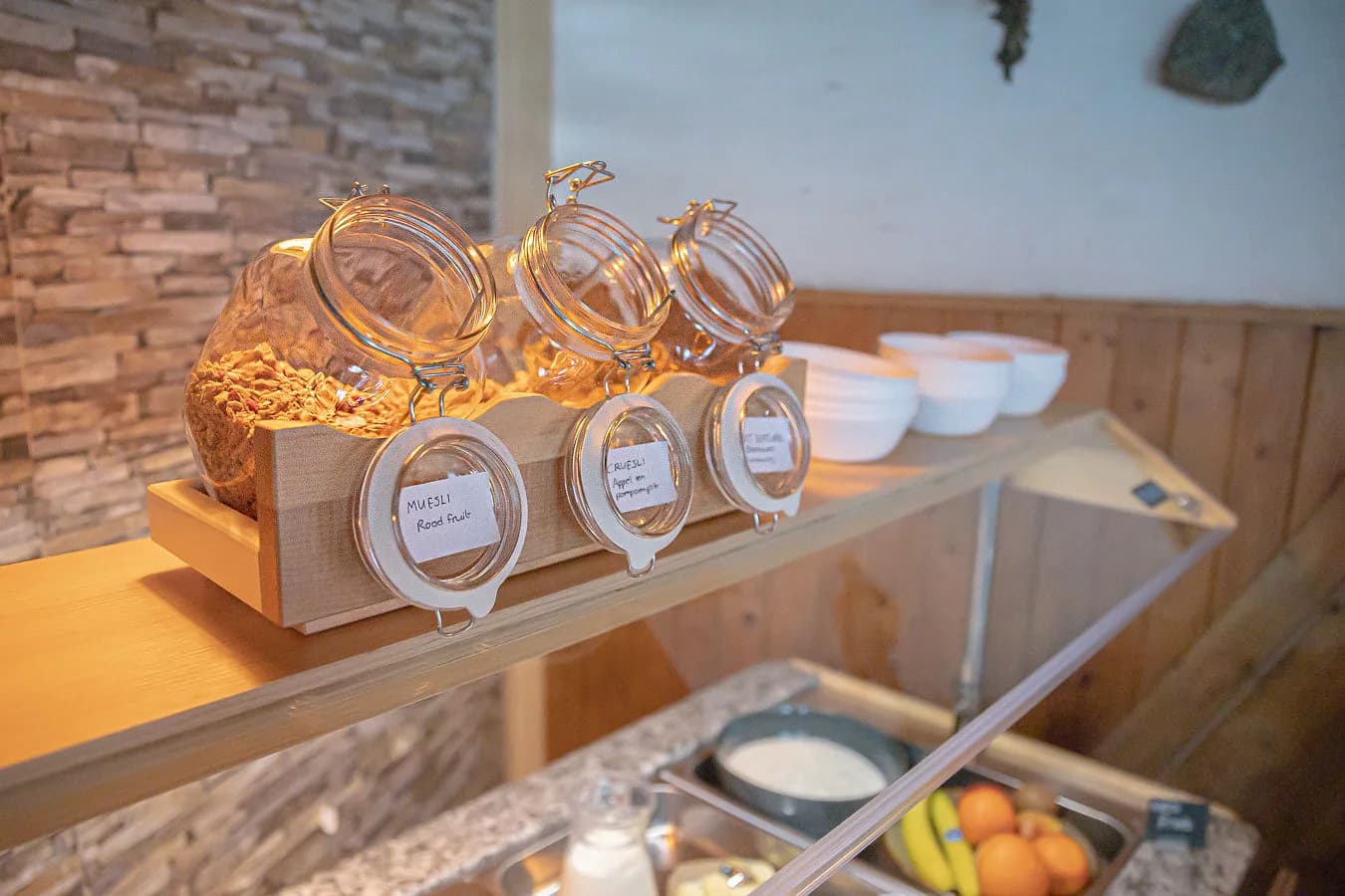 Weckpotten met granola en muesli op het buffet