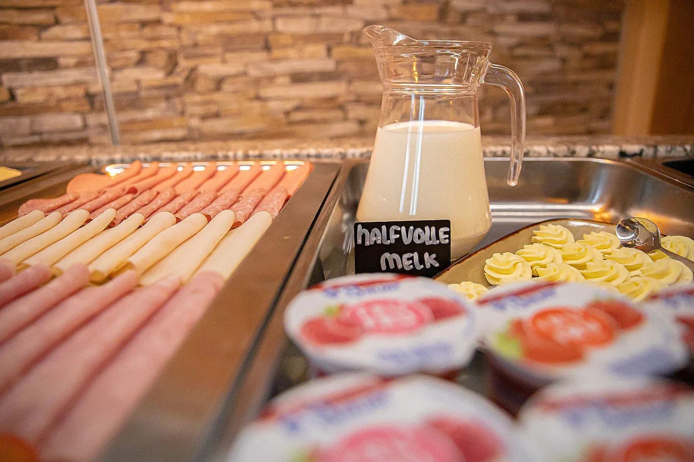 Yoghurt en melk in de koeling van het buffet