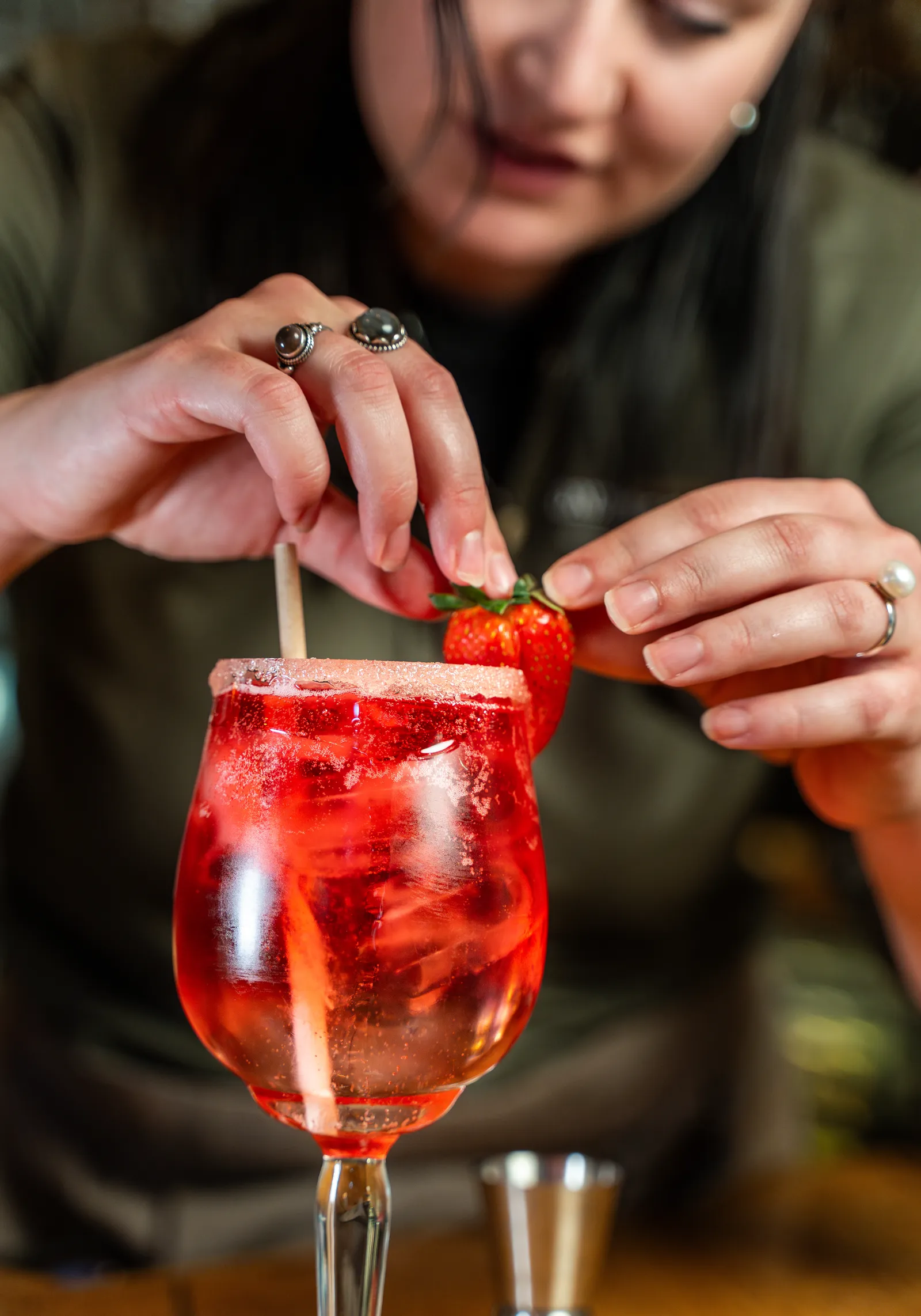 Cocktail met aardbei wordt gegarneerd aan de bar