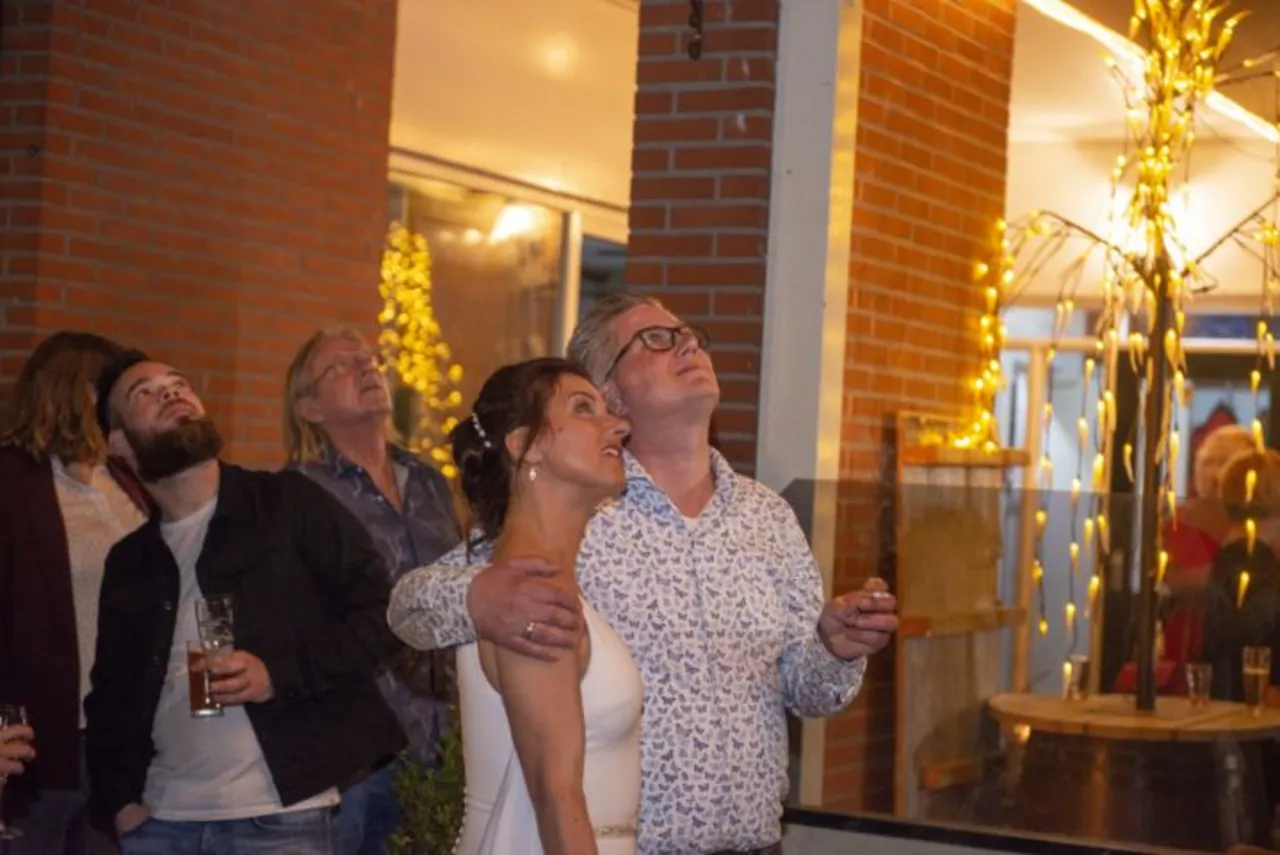 Gasten kijken omhoog naar de sfeerverlichting