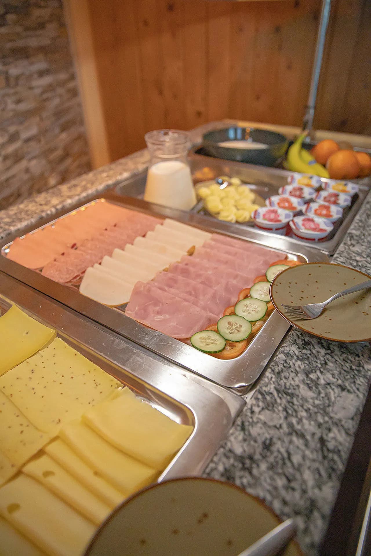 Buffetschalen met vleeswaren, kaas, komkommer en tomaat
