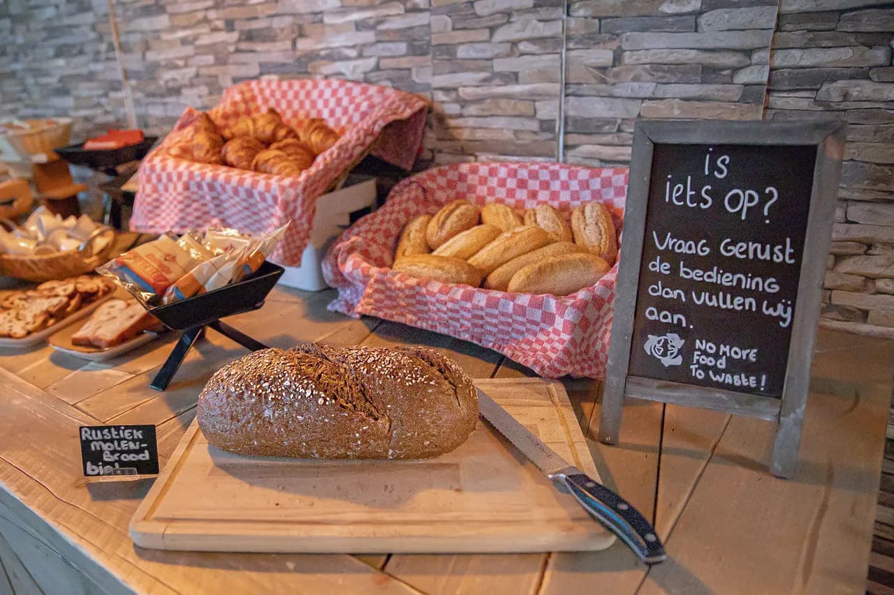 Broodbuffet met een krijtbord dat vraagt om aanvullen in plaats van vooraf volzetten