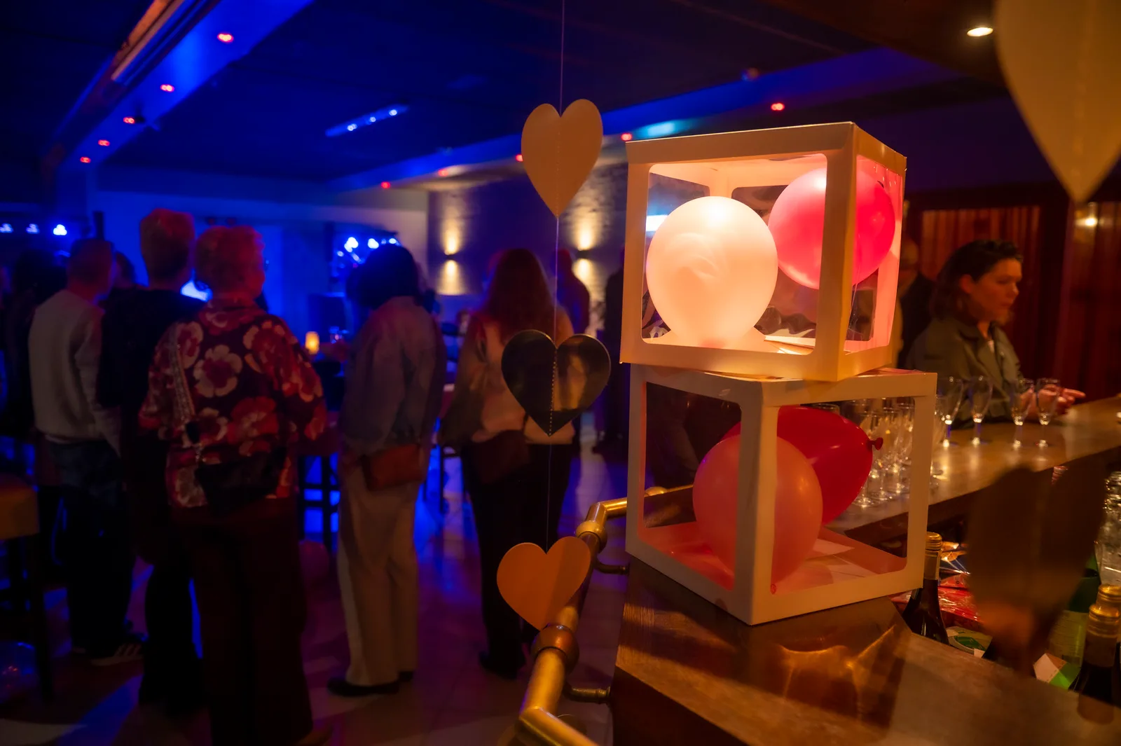 Ballondecoratie bij de bar tijdens een feestavond