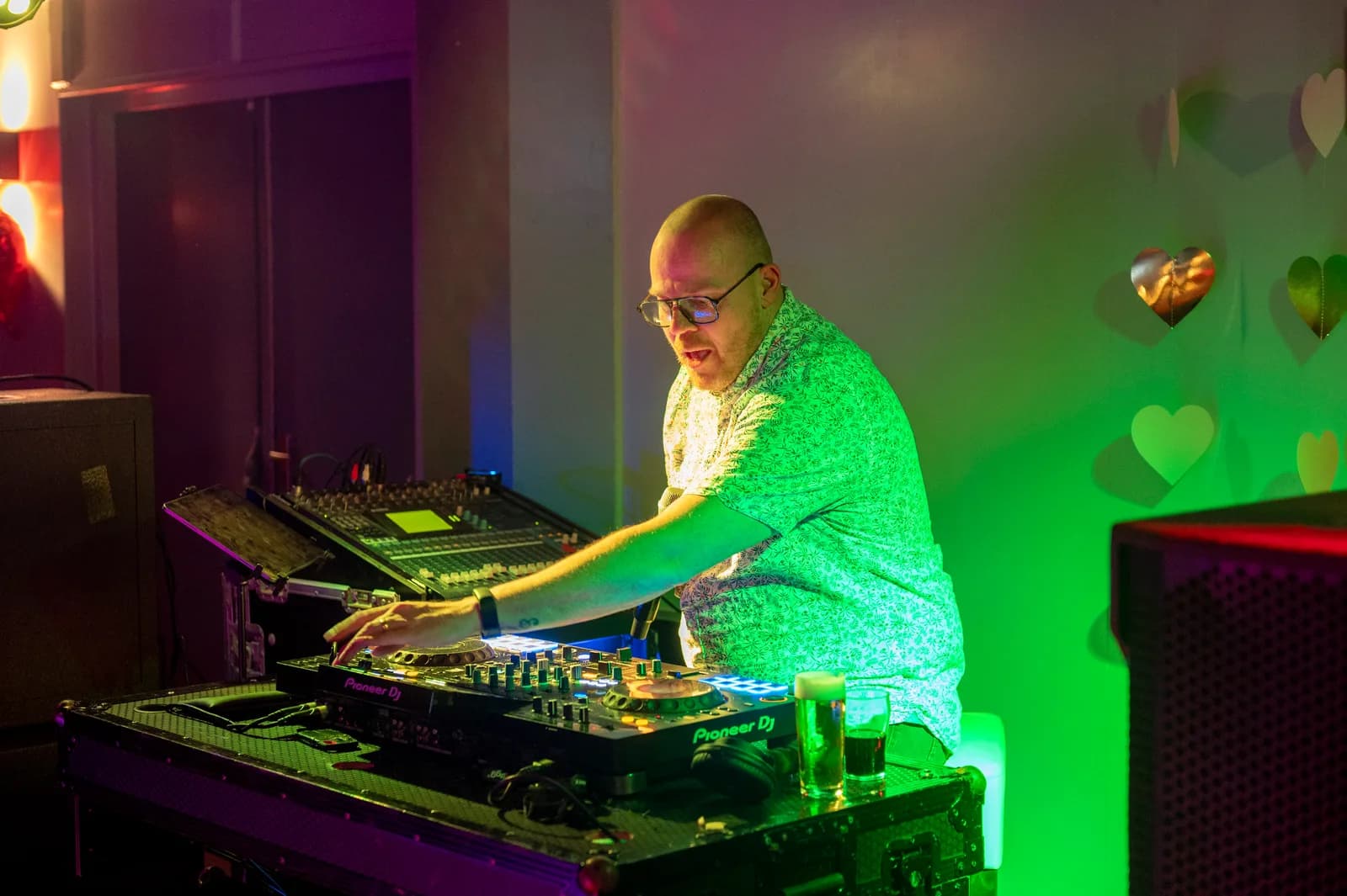 Dj draait tijdens een feestavond