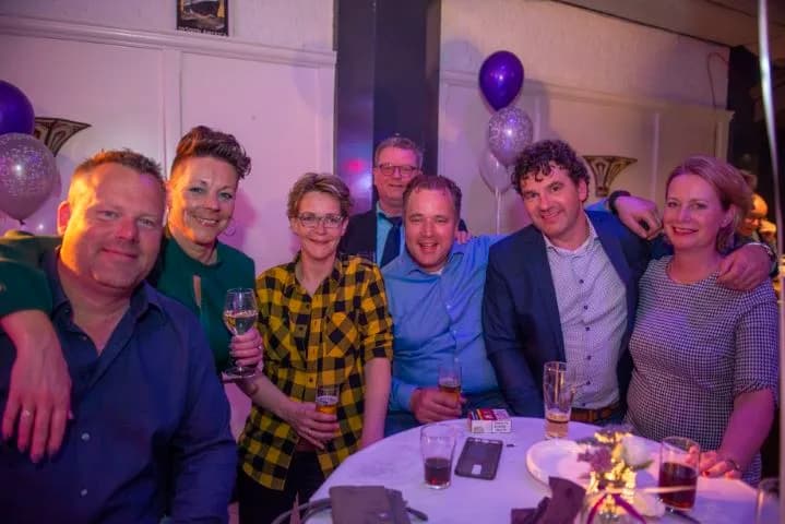 Gasten rond een feesttafel