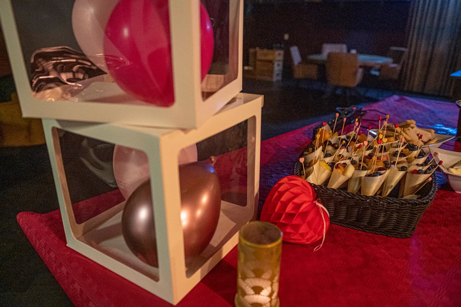 Hapjes op een schaal naast feestelijke decoratie