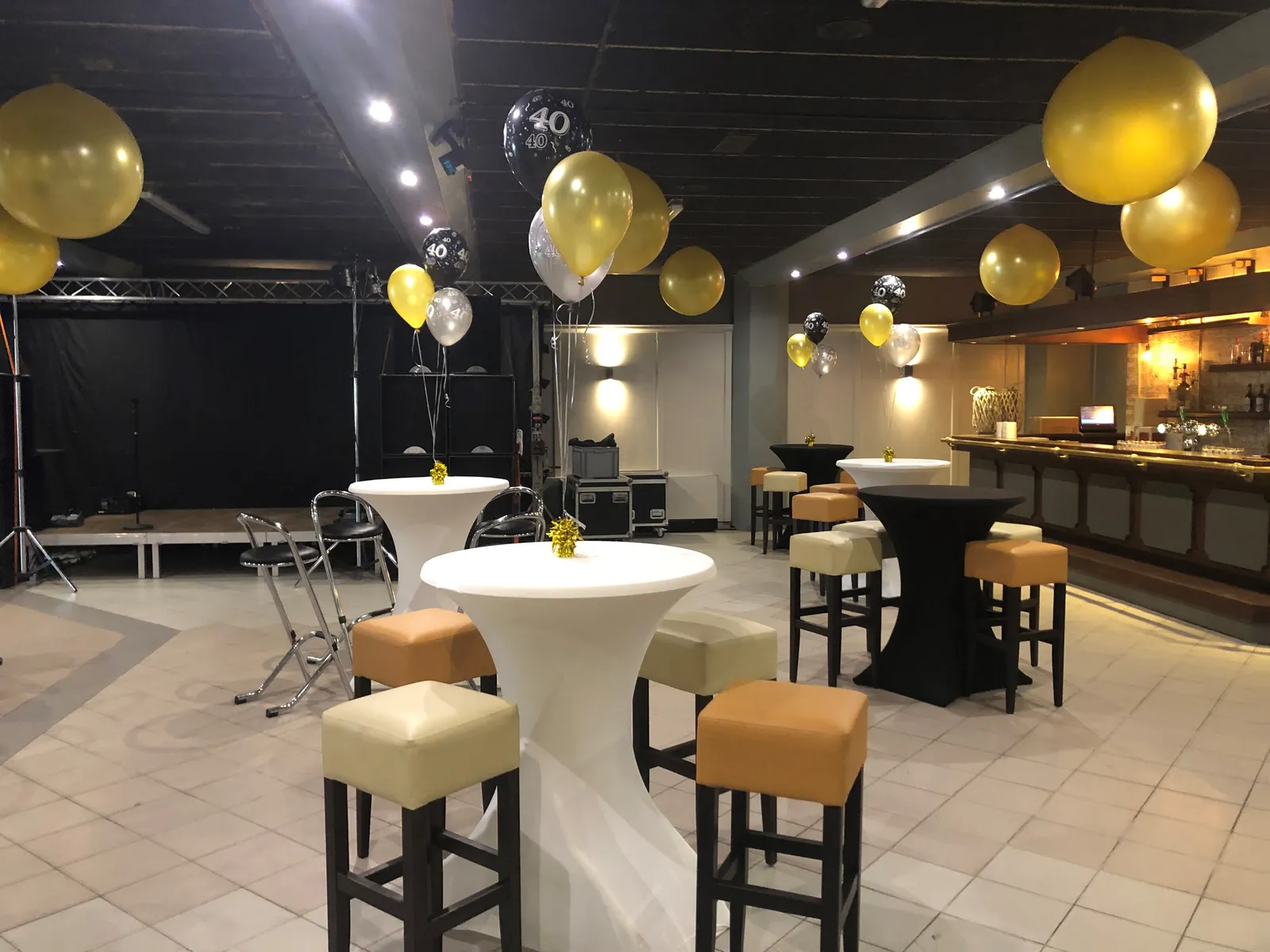 Zaal met statafels en ballonnen