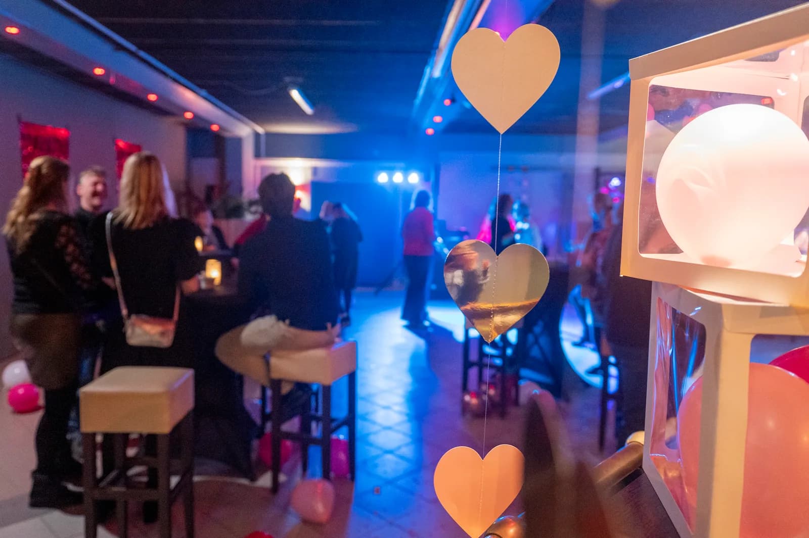 Statafels en sfeerverlichting tijdens een feestavond