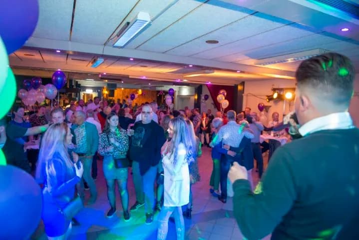 Volle dansvloer tijdens een feest