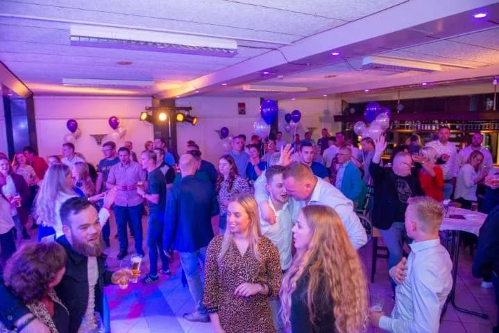 Volle zaal met gasten tijdens een feestavond