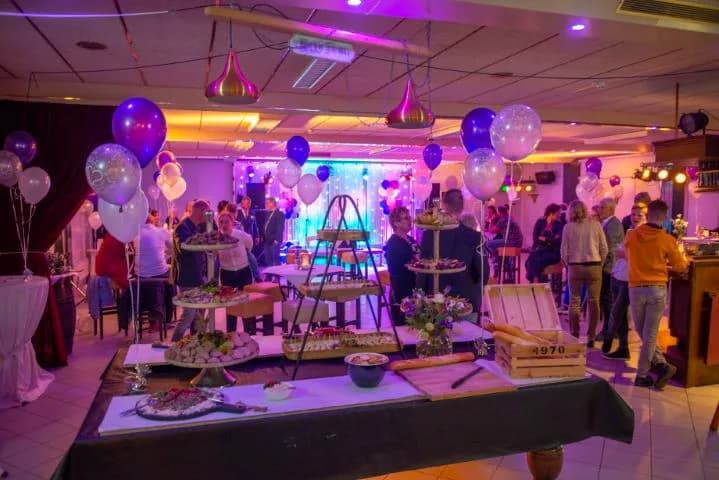 Zaal aangekleed met een buffet en ballonnen