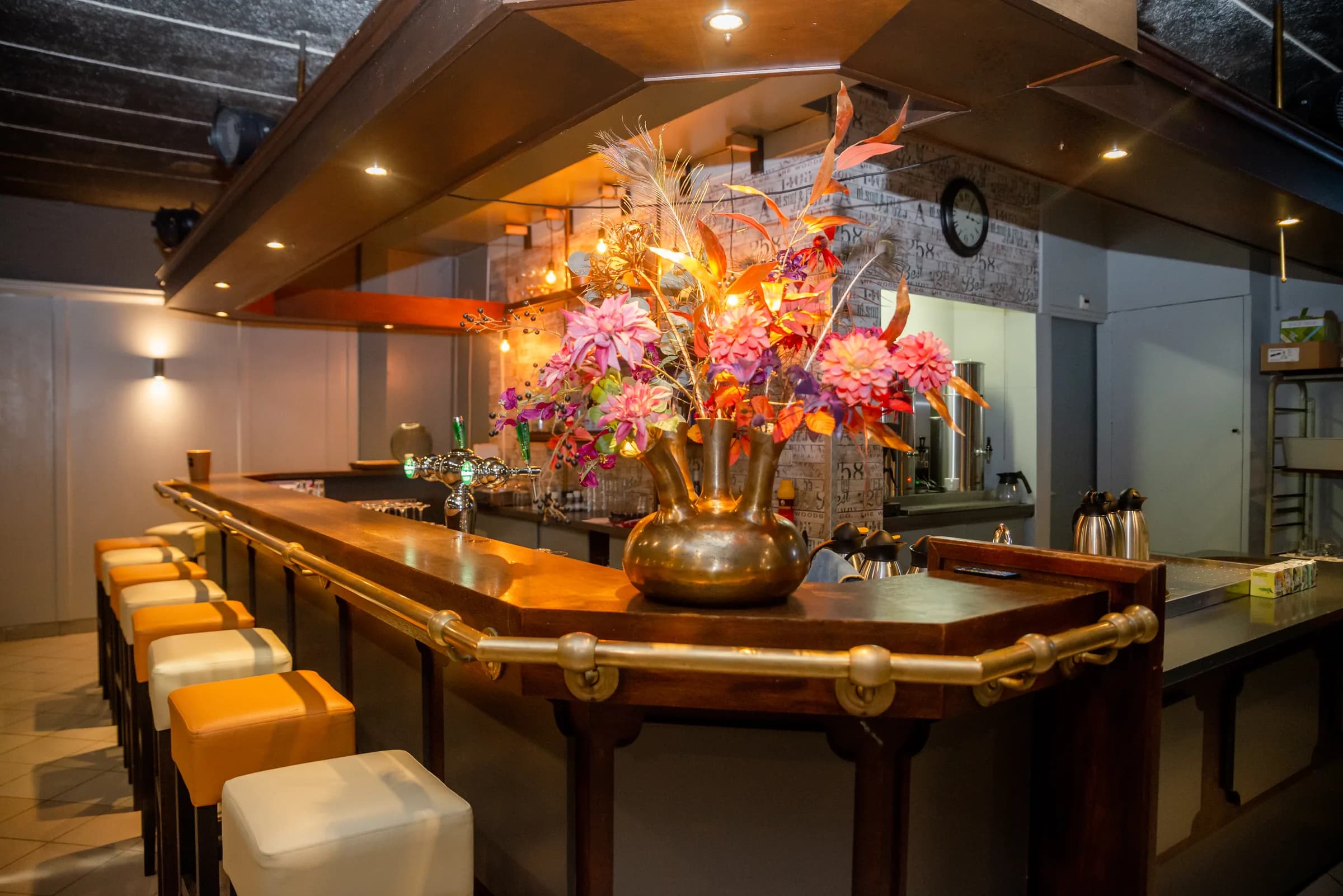 Napraten aan de bar van de gastrobar