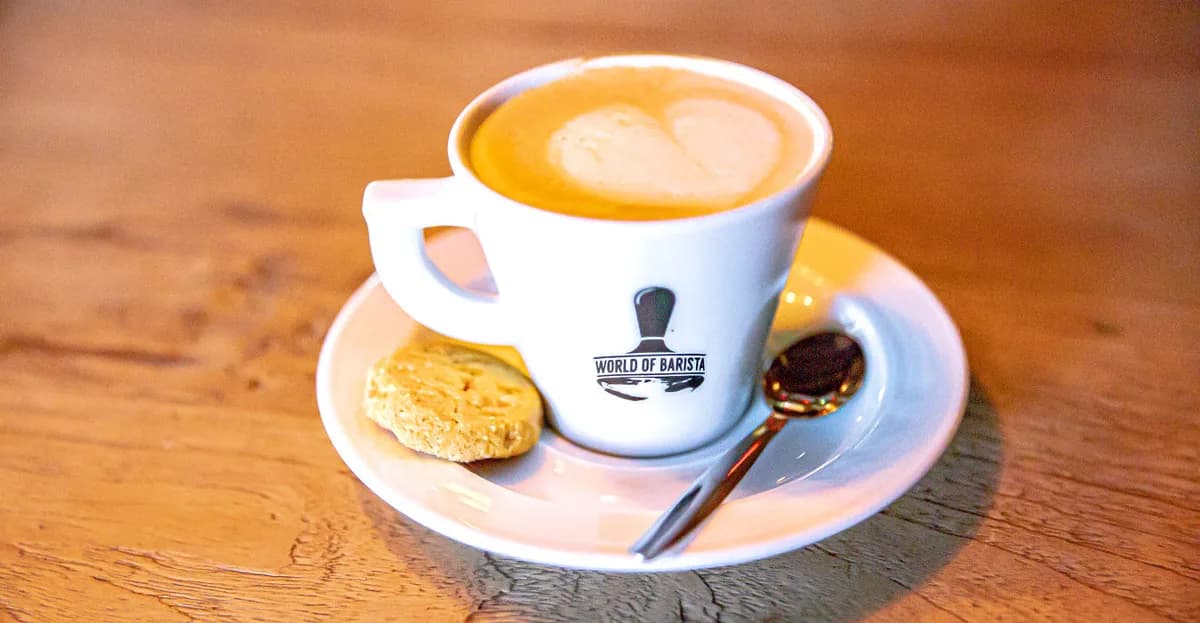 Cappuccino met een koekje op een houten tafel