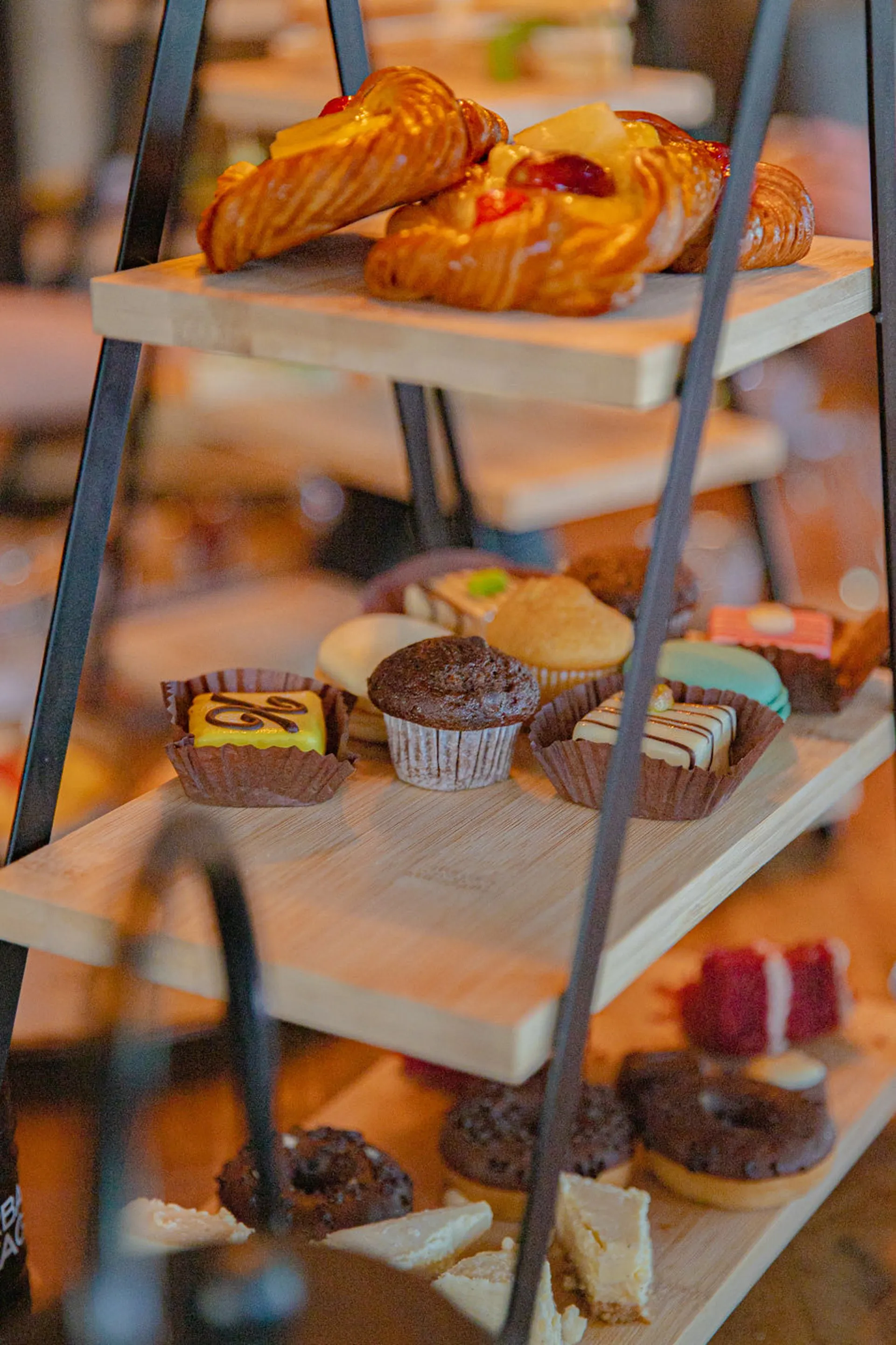 Etagère met gebak en bonbons voor de high tea