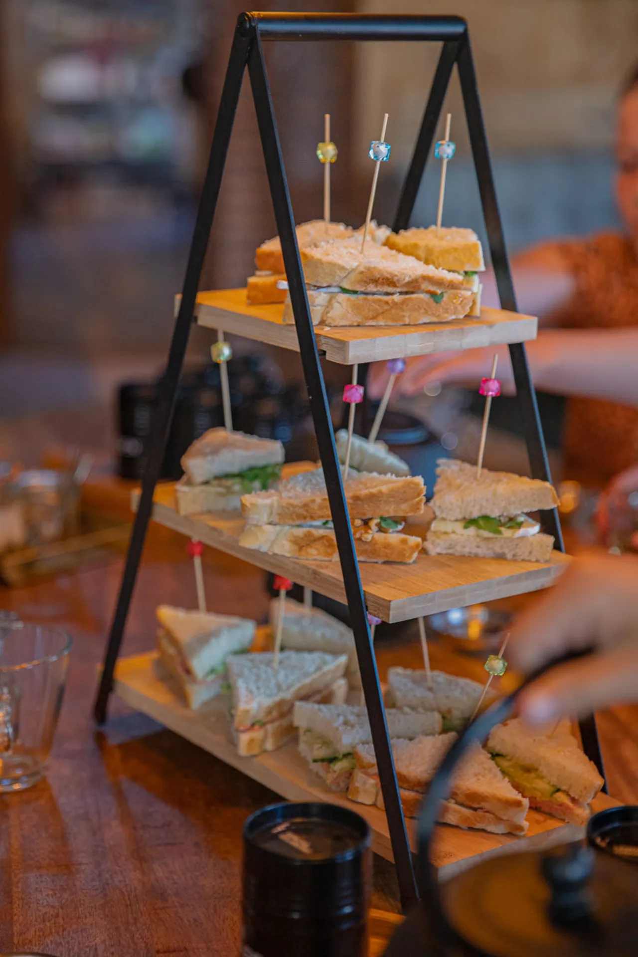 Etagère met sandwiches voor de high tea