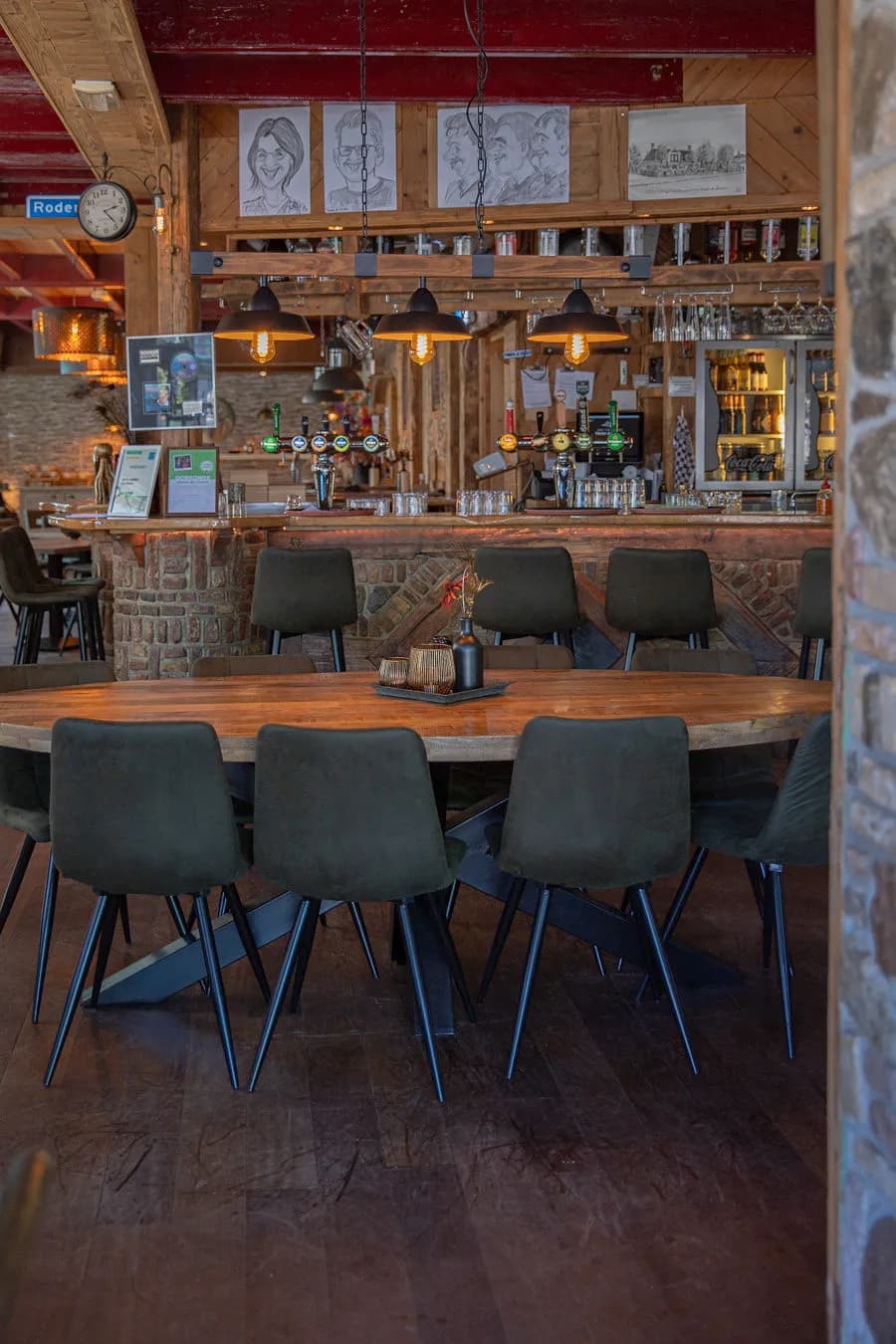 Interieur met karikaturen aan de wand in de gastrobar in Roden
