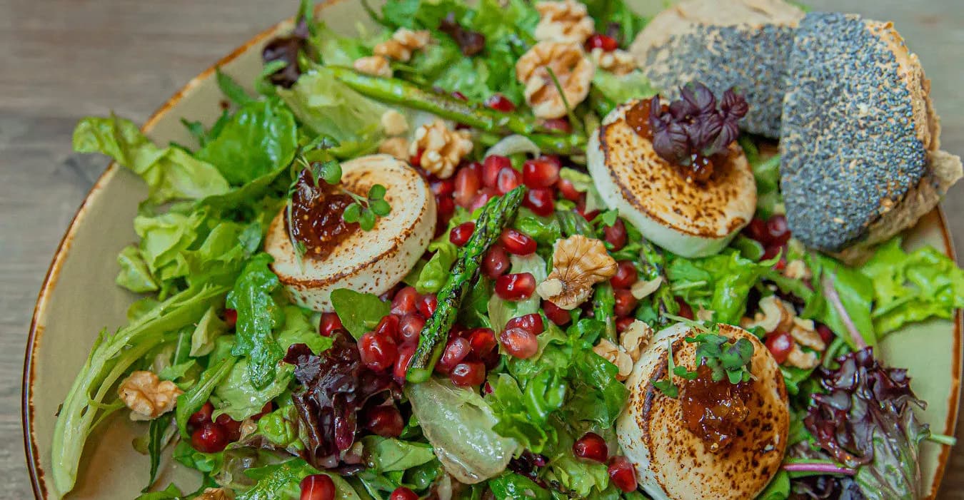 Salade met geitenkaas, walnoot en granaatappel