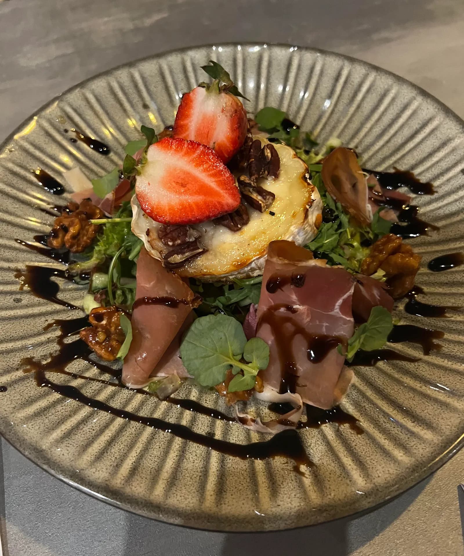 Salade met gebakken geitenkaas, aardbeien, walnoten en rauwe ham