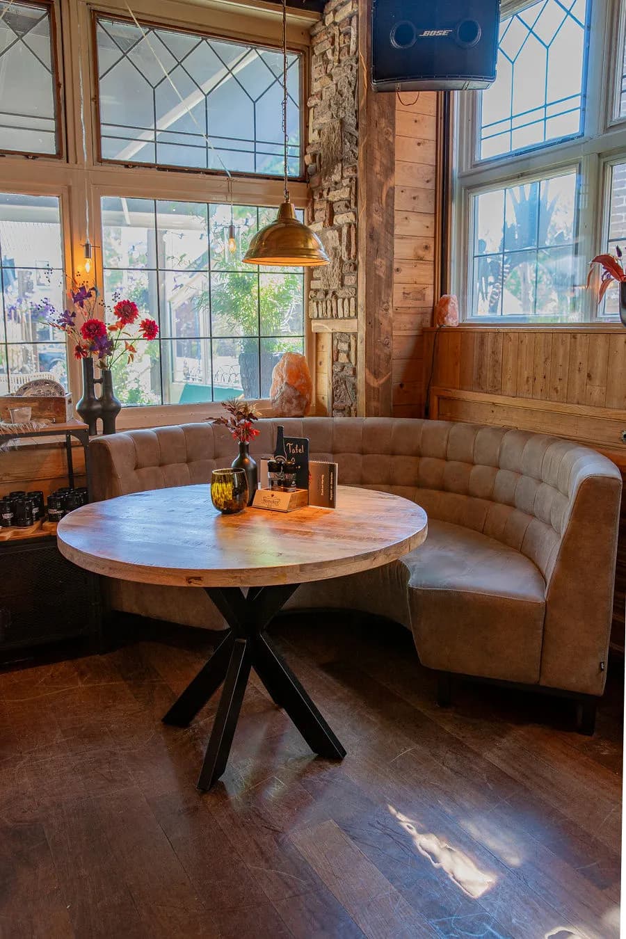 Serrehoek met glas-in-lood en dinersfeer in de gastrobar in Roden