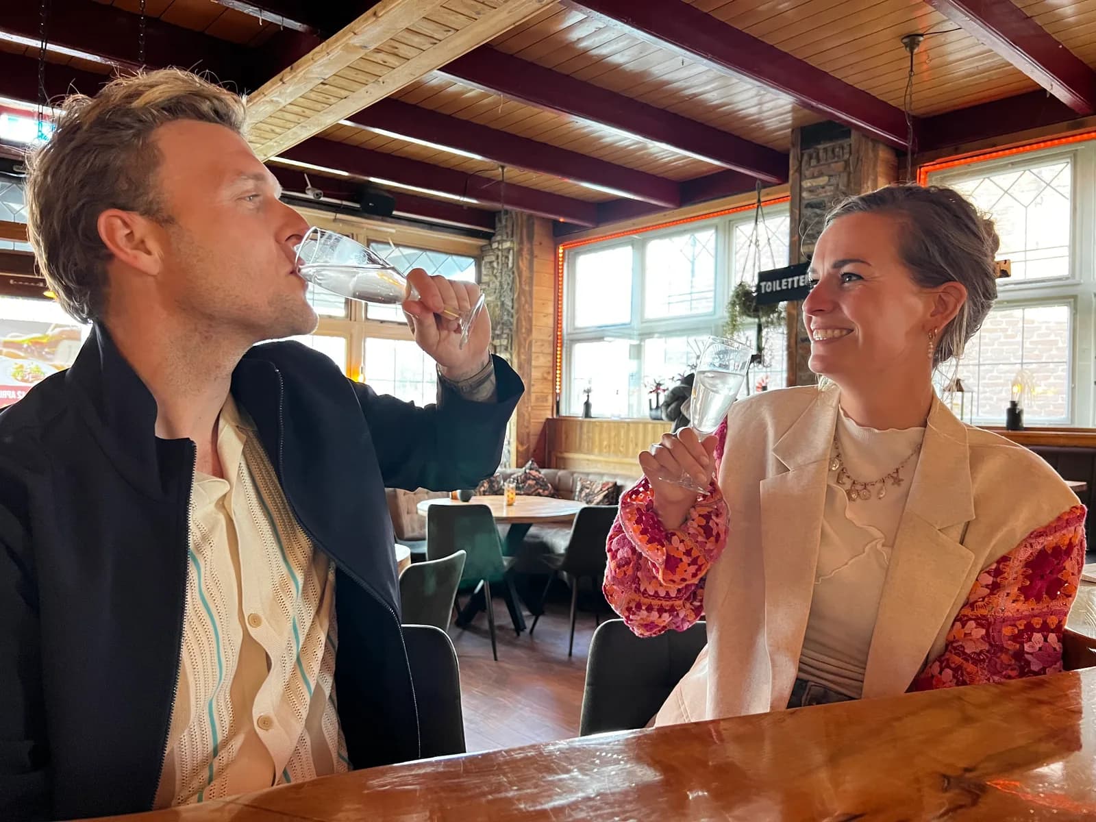 Stel proost met het welkomstdrankje aan de bar van de gastrobar, bij de glas-in-loodramen