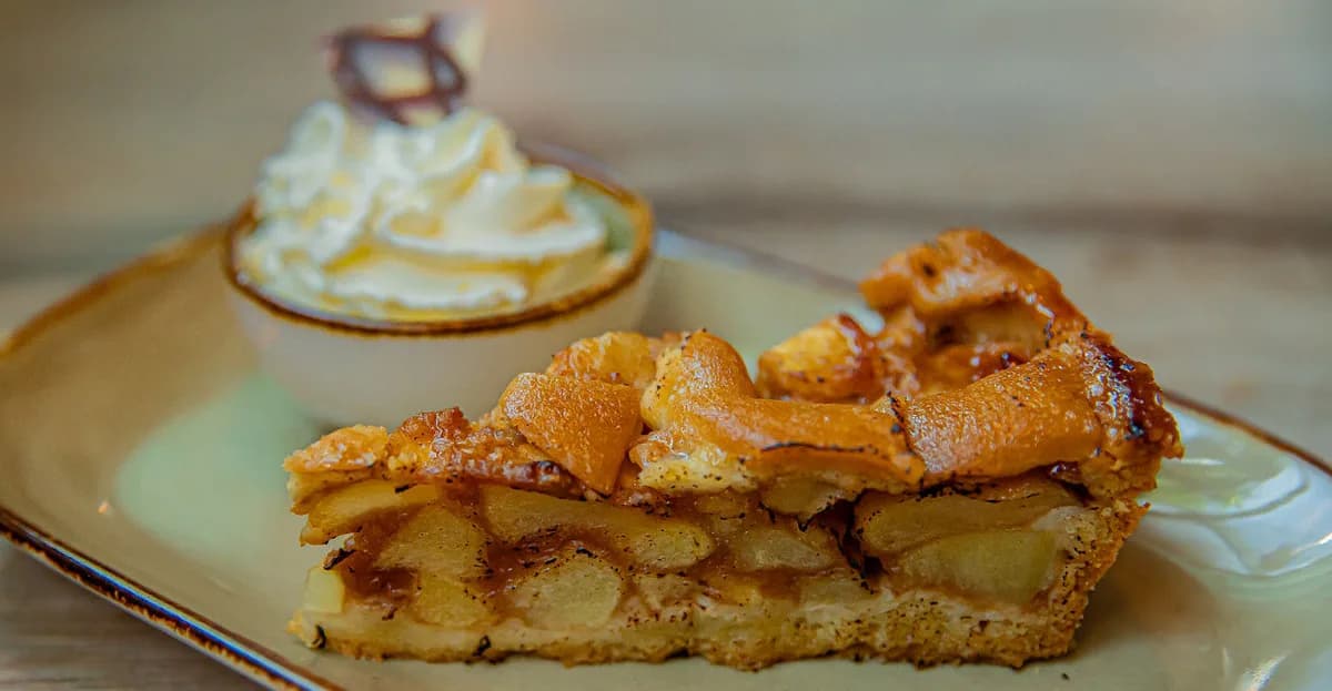 Punt appeltaart met een kommetje slagroom