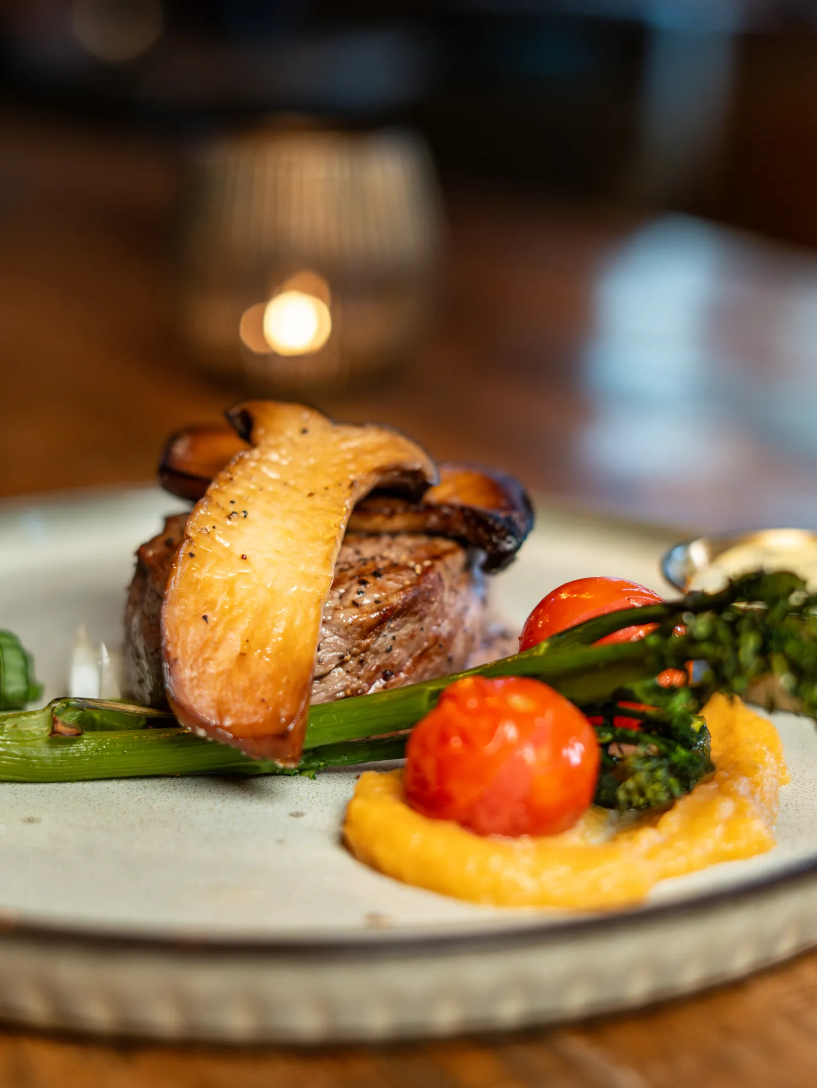Biefstuk met champignonsaus, asperge, tomaat en polenta