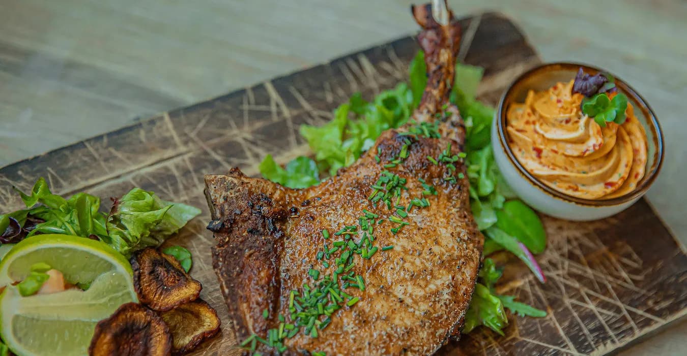 Côte de boeuf met zoete-aardappelcrème op een plank