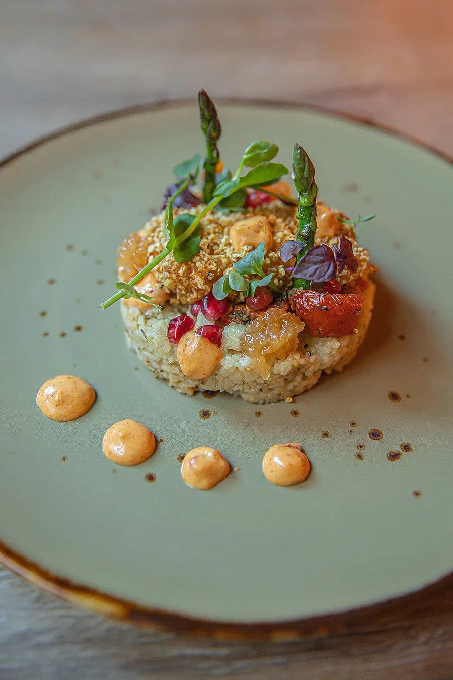 Quinoa-voorgerecht met asperge en granaatappel
