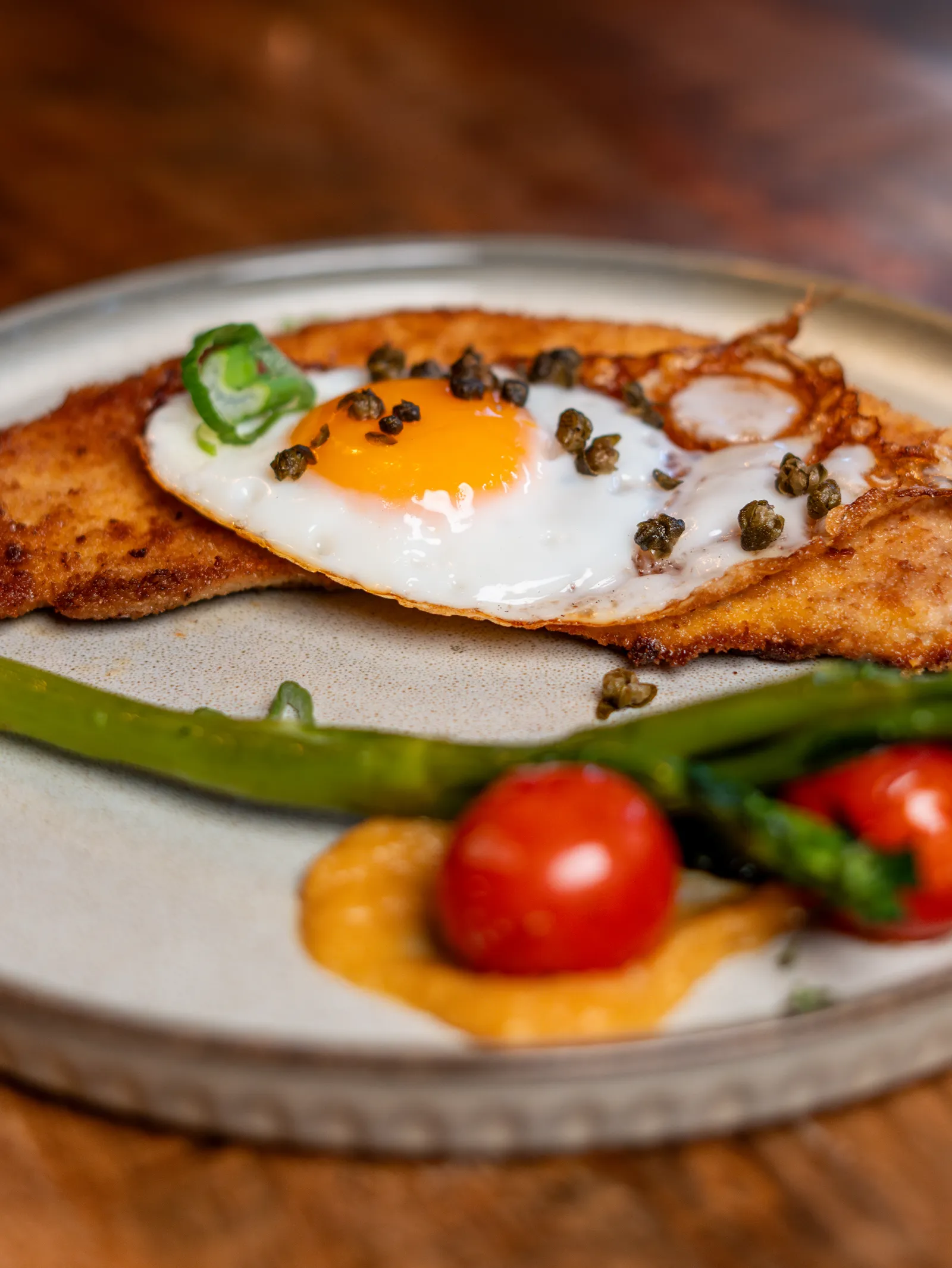 Schnitzel à la Holstein met spiegelei en kappertjes