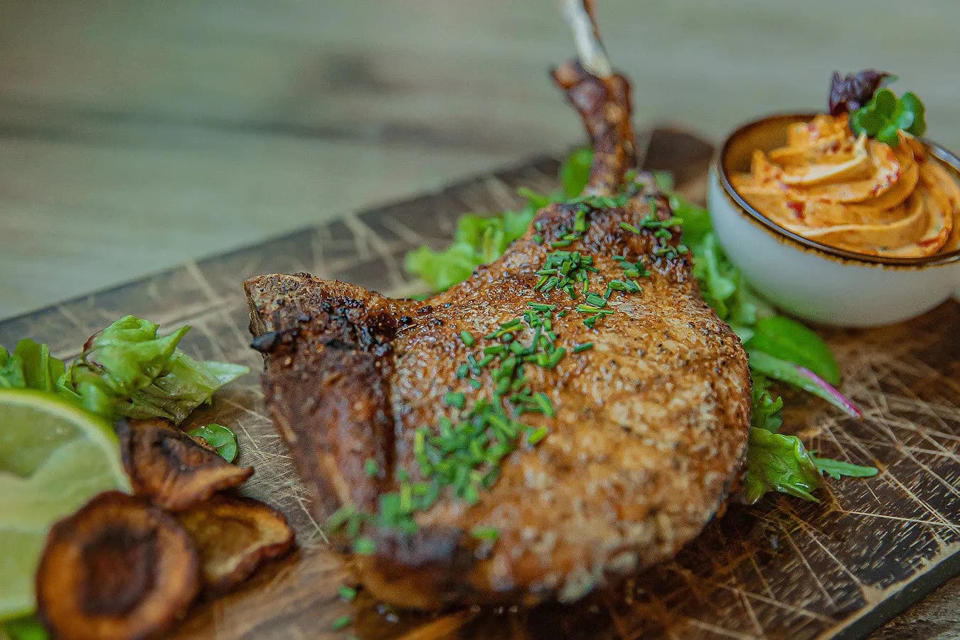 Tomahawk-steak op een plank in de gastrobar