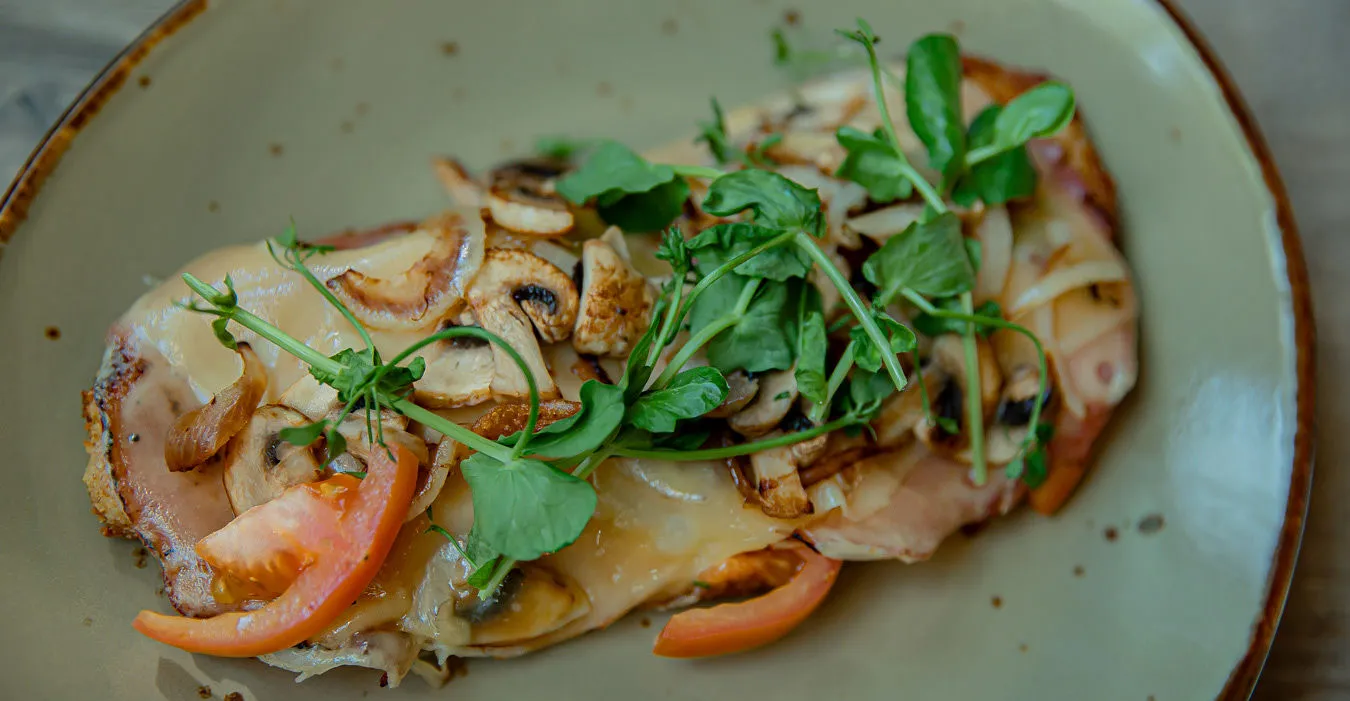 Warme open tosti met ham, kaas en champignon