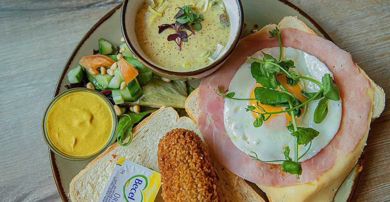 Twaalfuurtje met uitsmijter, soep en salade bij Onder de Linden in Roden